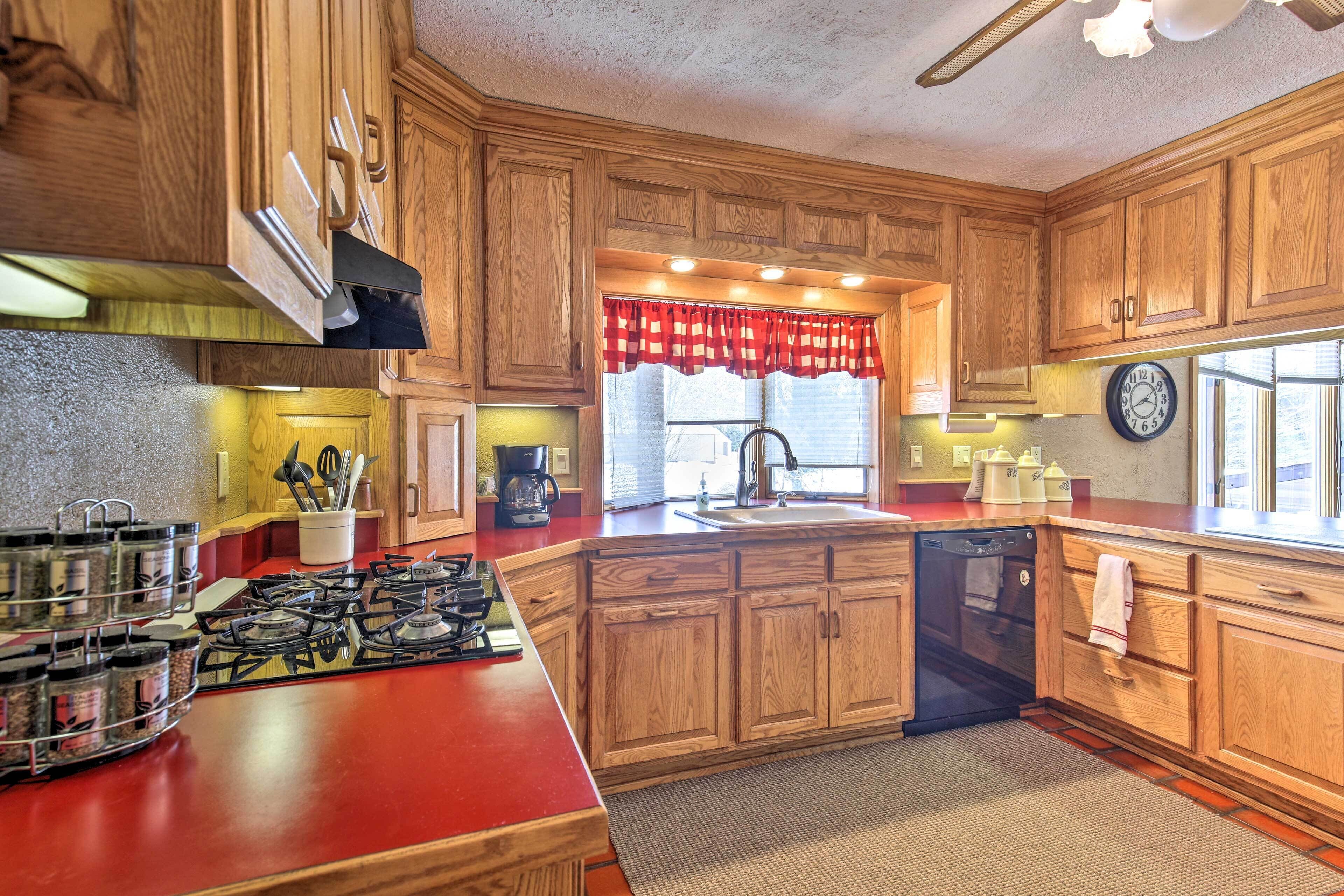 Simple Cranberry & Wine Farm Home w/ Fire Pit!