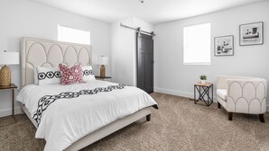 5 bedrooms, laptop workspace, iron/ironing board, WiFi - Sanitized New Pristine Indy Home w/ Pool Table! (Indianapolis)