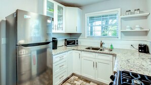 Private kitchen - Ormewood Cottage @ East ATL Village By Parks, Shops, & Zoo! (Atlanta)
