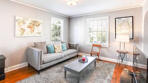 Living room - Ormewood Cottage @ East ATL Village By Parks, Shops, & Zoo! (Atlanta)