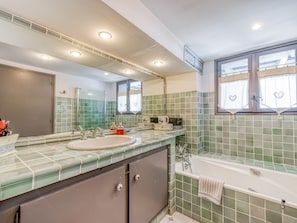 Villa | Bathroom | Combined shower/tub - Lavish Villa in Gassin With Swimming Pool (Gassin)