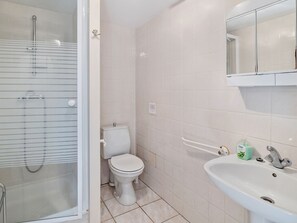 Shower - Secluded Holiday Home in La Chapelle Neuve With Pool (La Chapelle-Neuve)