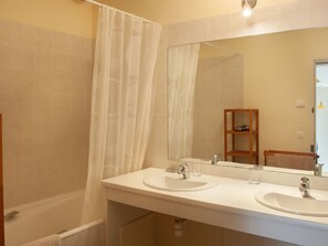 House | Bilik Mandi | Pengering rambut, tuala disediakan 