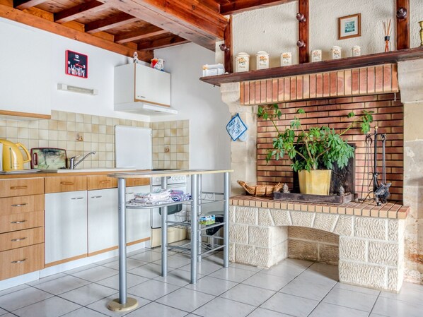 Coffee/tea maker, fridge, microwave, oven - Rustic Holiday Home in Méautis With Garden (Meuatis)