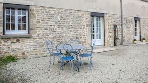 Balcony - Rustic Holiday Home in Méautis With Garden (Meuatis)