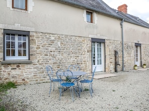 Balcony - Rustic Holiday Home in Méautis With Garden (Meuatis)