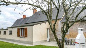 Exterior - Rustic Holiday Home in Méautis With Garden (Meuatis)