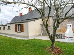 Exterior - Rustic Holiday Home in Méautis With Garden (Meuatis)