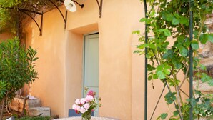 Reception - Secluded Holiday Home in Rustrel With Swimming Pool (Rustrel)