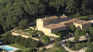 Exterior - Secluded Holiday Home in Rustrel With Swimming Pool (Rustrel)