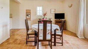 Dining - Secluded Holiday Home in Rustrel With Swimming Pool (Rustrel)