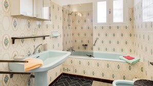 Bathroom - Lavish Holiday Home in Granges-sur-lot With Garden (Granges-sur-Lot)
