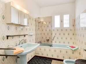 House | Bathroom | Bathtub - Lavish Holiday Home in Granges-sur-lot With Garden (Granges-sur-Lot)