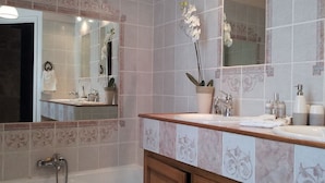 Ferienhaus | Badezimmer | Badewanne