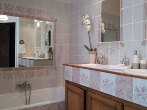 Bathroom - Lovely Cottage in Madaillan With Private Swimming Pool (Madaillan)