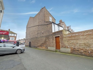 Apartment | Exterior - Modern Studio in London Near Wimbledon Park (London)