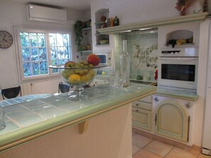 Villa | Private kitchen - Frejus Villa With Private Pool & Beach (Fréjus)