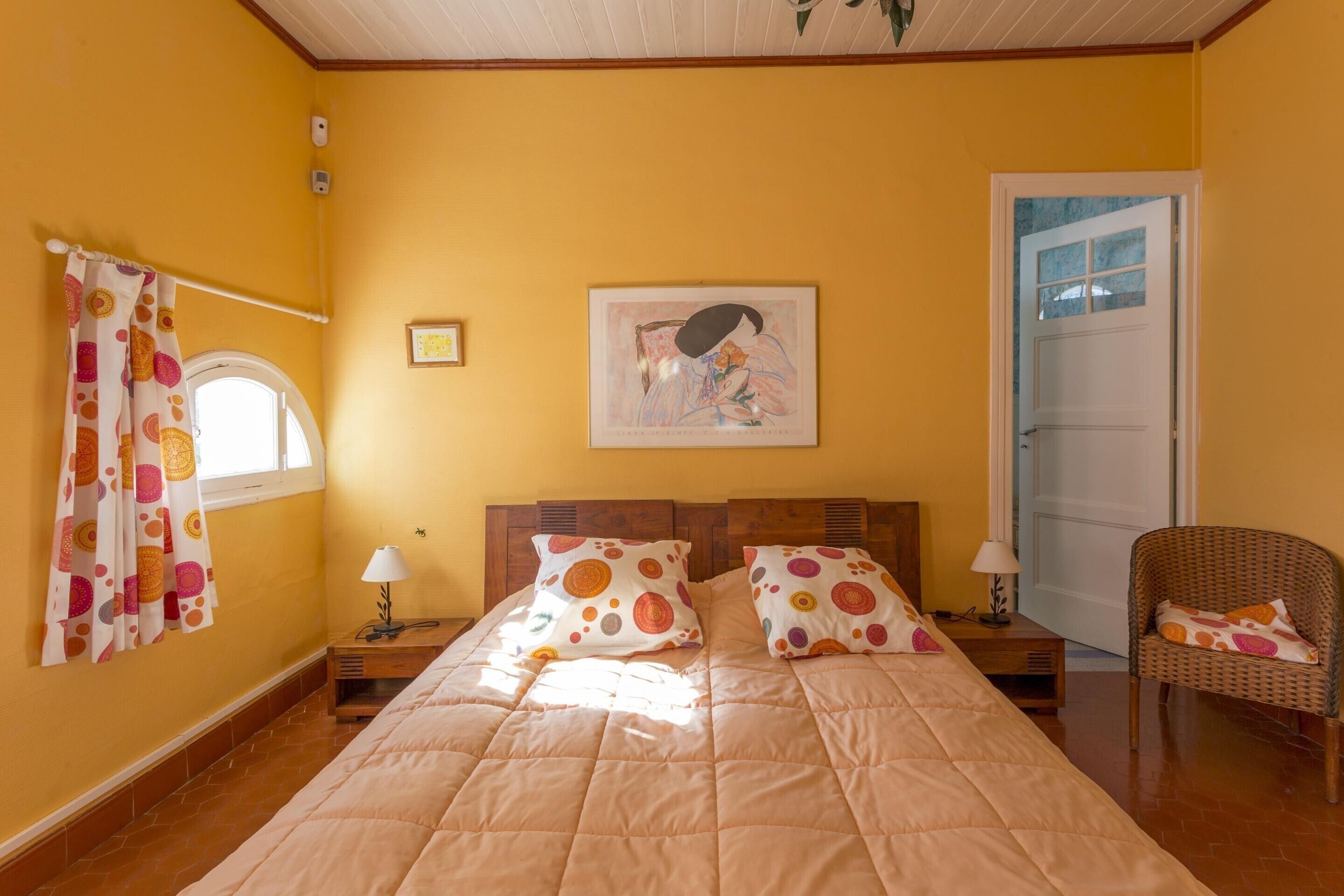 5 bedrooms, bed sheets