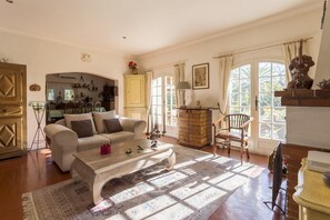 Villa | Living room - Frejus Villa With Private Pool & Beach (Fréjus)