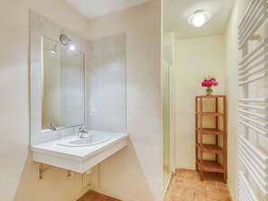 House | Bathroom | Hair dryer, towels - Secluded Holiday Home in Rustrel With Swimming Pool (Rustrel)