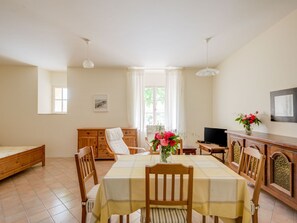 Dining - Secluded Holiday Home in Rustrel With Swimming Pool (Rustrel)