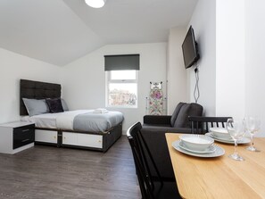 Dining - Stylish Studio in London near Wimbledon Park (London)