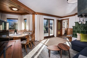 Apartment GARDEN VIEW (inkl. Bettwäsche- und Reinigungsgebühr) | Wohnbereich | 60-cm-Smart-TV mit Kabelempfang, Fernseher, Netflix