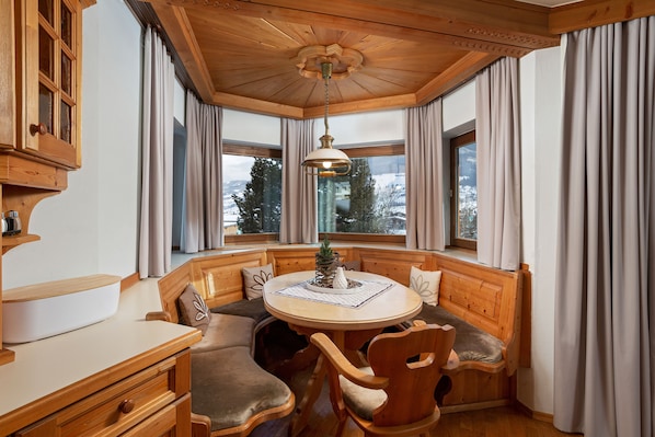 Apartment PANORAMA VIEW (inkl. Bettwäsche- und Reinigungsgebühr) | Essbereich im Zimmer
