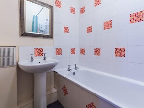 Bathtub, hair dryer - Enticing Apartment in Edinburgh near City Center (Edinburgh)
