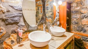 Villa | Badeværelse | Badekar, håndklæder