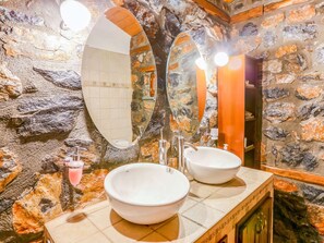 Villa | Bathroom | Bathtub, towels - Quaint Holiday Home in Pella With Garden (Edessa)