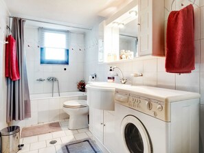 Cottage | Bathroom