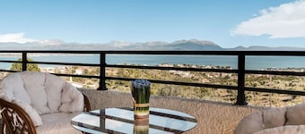 Holiday Villa With sea View in Paralia Avlidas
