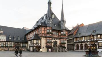 Un edificio histórico con una torre destacada y varias ventanas.