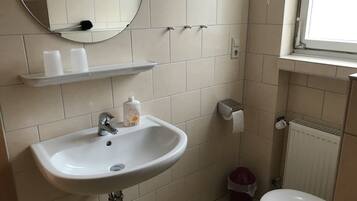 Villa | Salle de bain | Douche, serviettes fournies