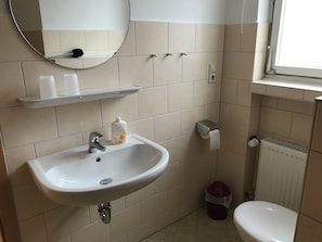 Villa | Bathroom | Shower, towels - Comfortable Holiday Home in Ernst With Patio (Ernst)
