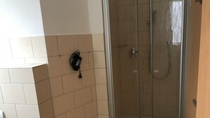 Villa | Bathroom | Shower, towels - Comfortable Holiday Home in Ernst With Patio (Ernst)