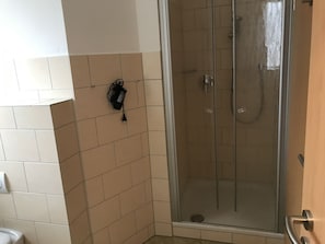 Villa | Bathroom | Shower, towels - Comfortable Holiday Home in Ernst With Patio (Ernst)