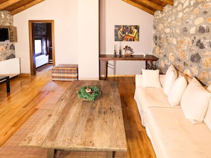 House | Living room | Fireplace, MP3 dock