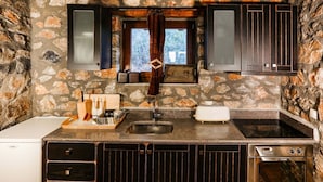 Private kitchen - Alluring Holiday Home in Pella with Hot Tub (Edessa)