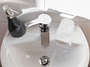 Badewanne, Haartrockner, Handtücher