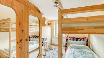 House | 3 bedrooms, individually furnished, iron/ironing board, bed sheets