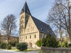 A large, historic church with a prominent tower and a steeply pitched roof. - Familienkomfort in Schlossnahe (Wernigerode)