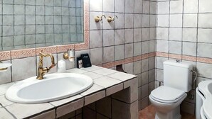 Casa | Baño | Tina con regadera y toallas 