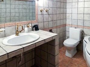 Casa | Baño | Tina con regadera y toallas