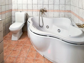 House | Bathroom | Combined shower/tub, towels