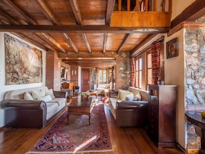House | Living room | Fireplace, MP3 dock