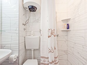 Ferienhaus | Badezimmer | Dusche, Handtücher