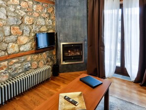 House | Living room | TV, fireplace, MP3 dock