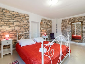 House | 1 bedroom, individually furnished